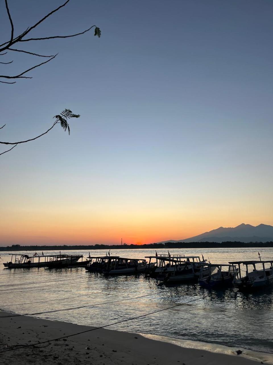 ホテル Bale Sunrise ギリ・トラワンガン エクステリア 写真